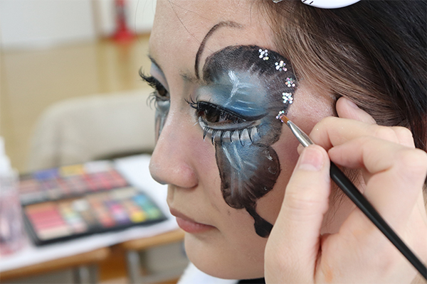 学生同士でヘアアレンジをし、楽しそうに笑っている写真