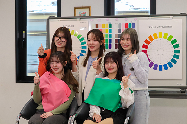 学生同士でシャンプーと接客のロールプレイングをしている写真