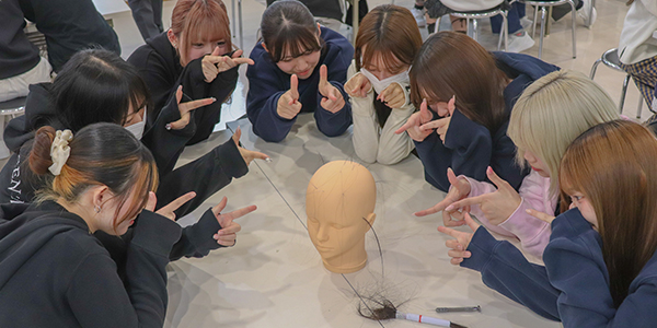 パレットや鏡を使ってメイクの練習をしている写真