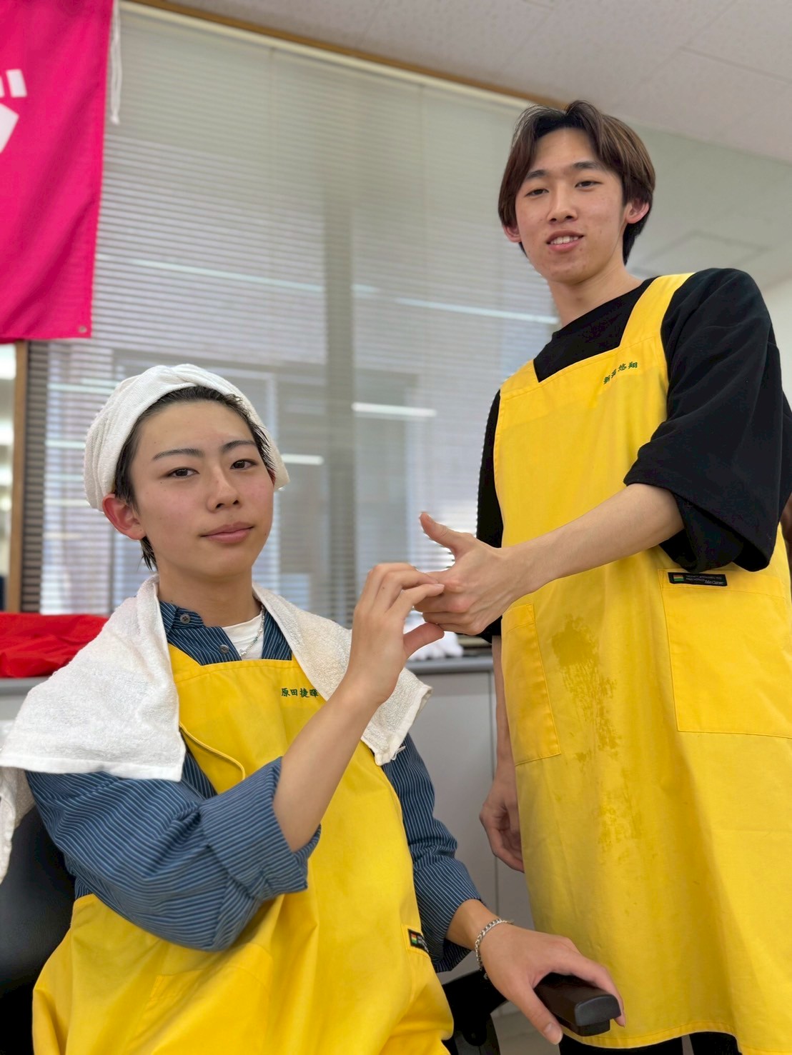 技術を教え合う先輩と後輩。