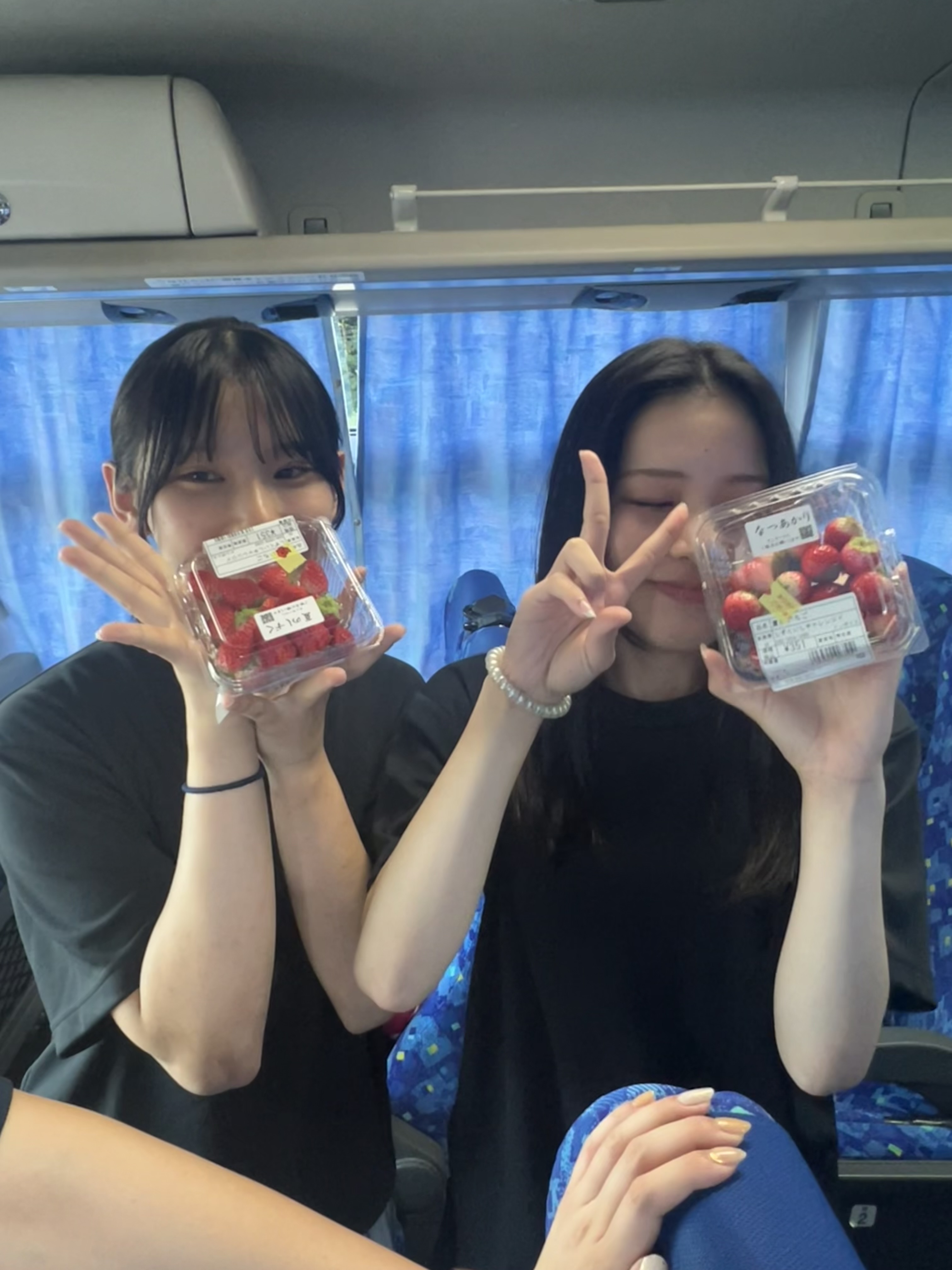 登校途中のカフェで、今日の課題をチェック。