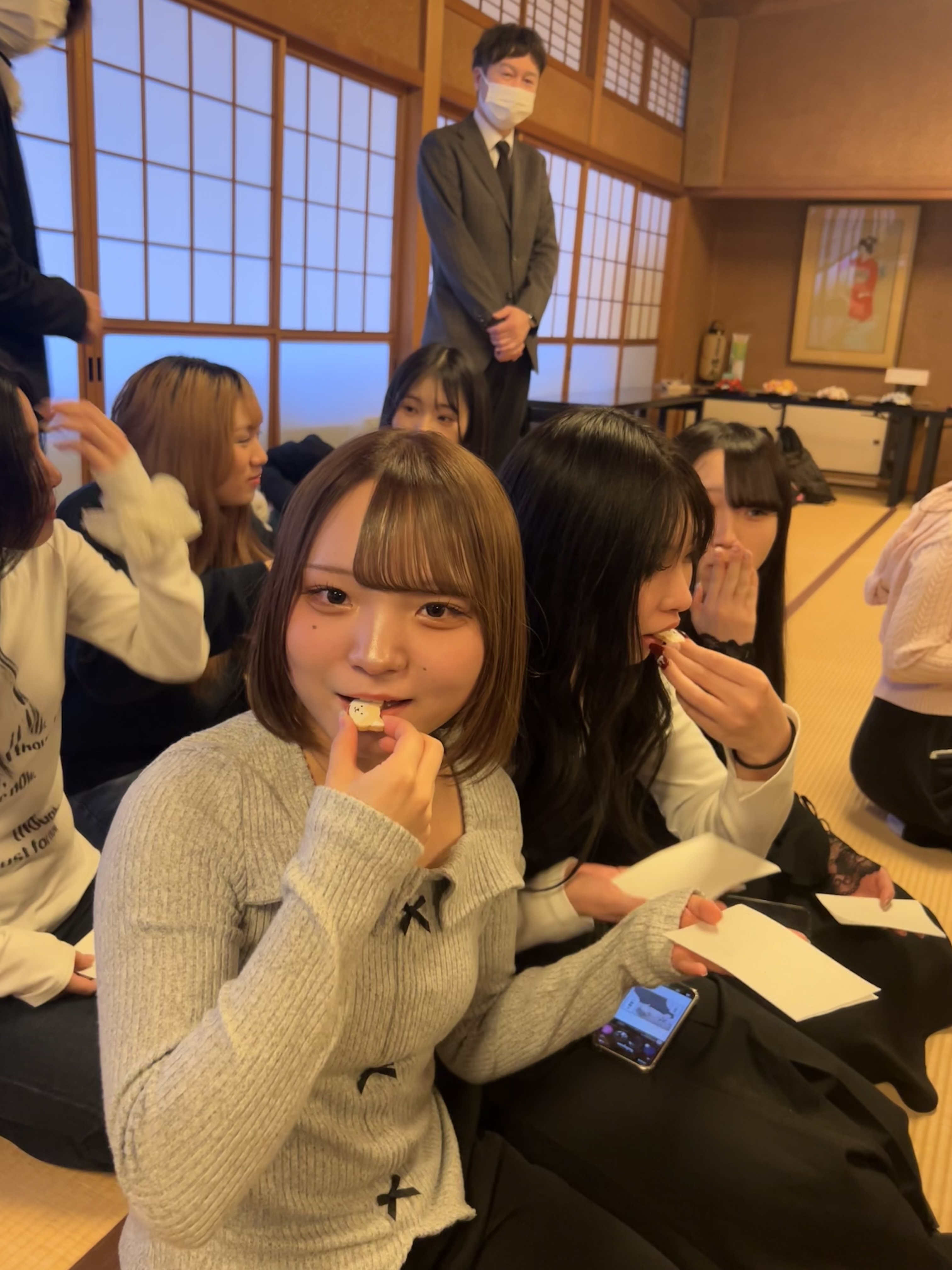 登校途中のカフェで、今日の課題をチェック。