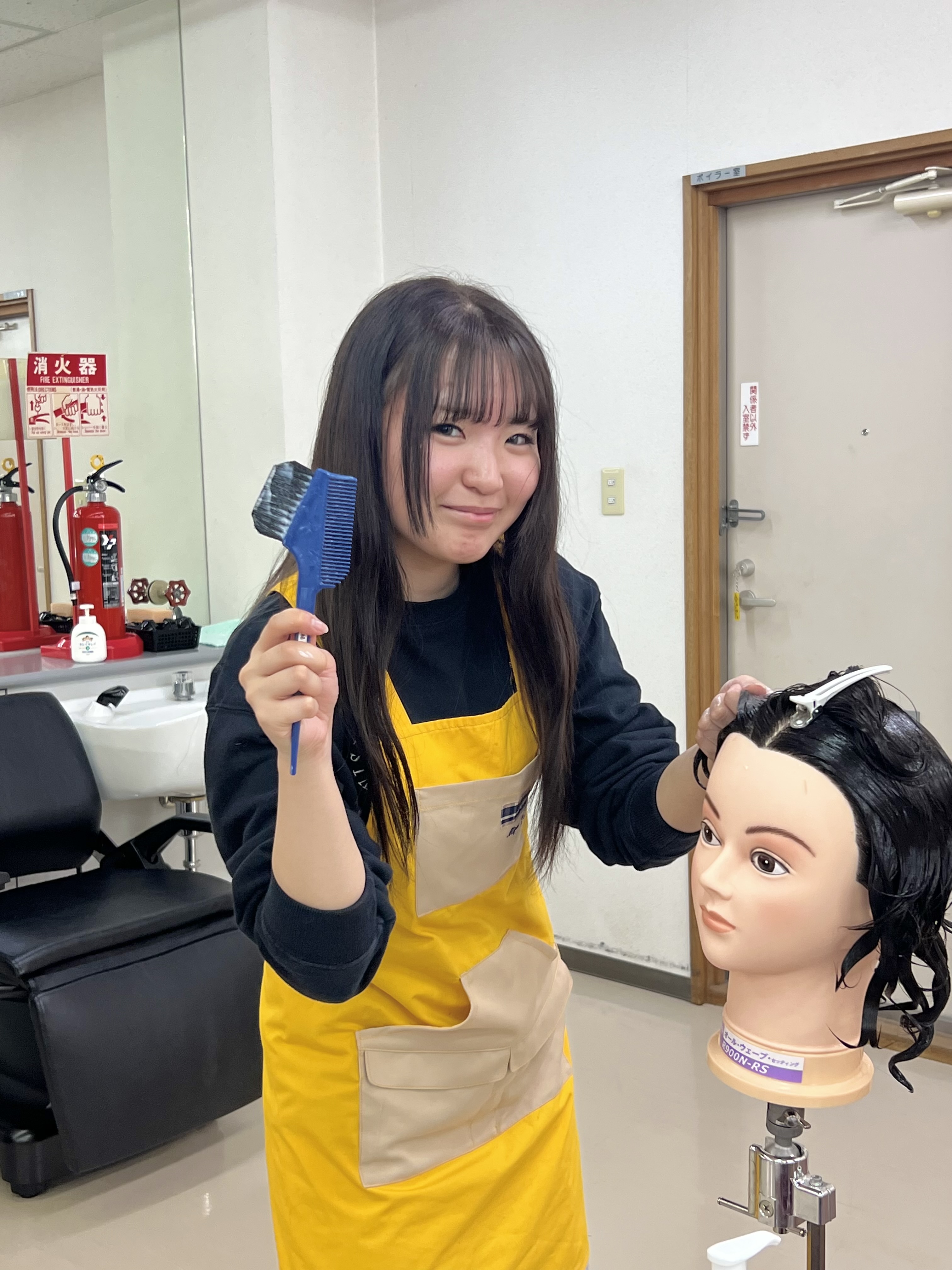 登校途中のカフェで、今日の課題をチェック。