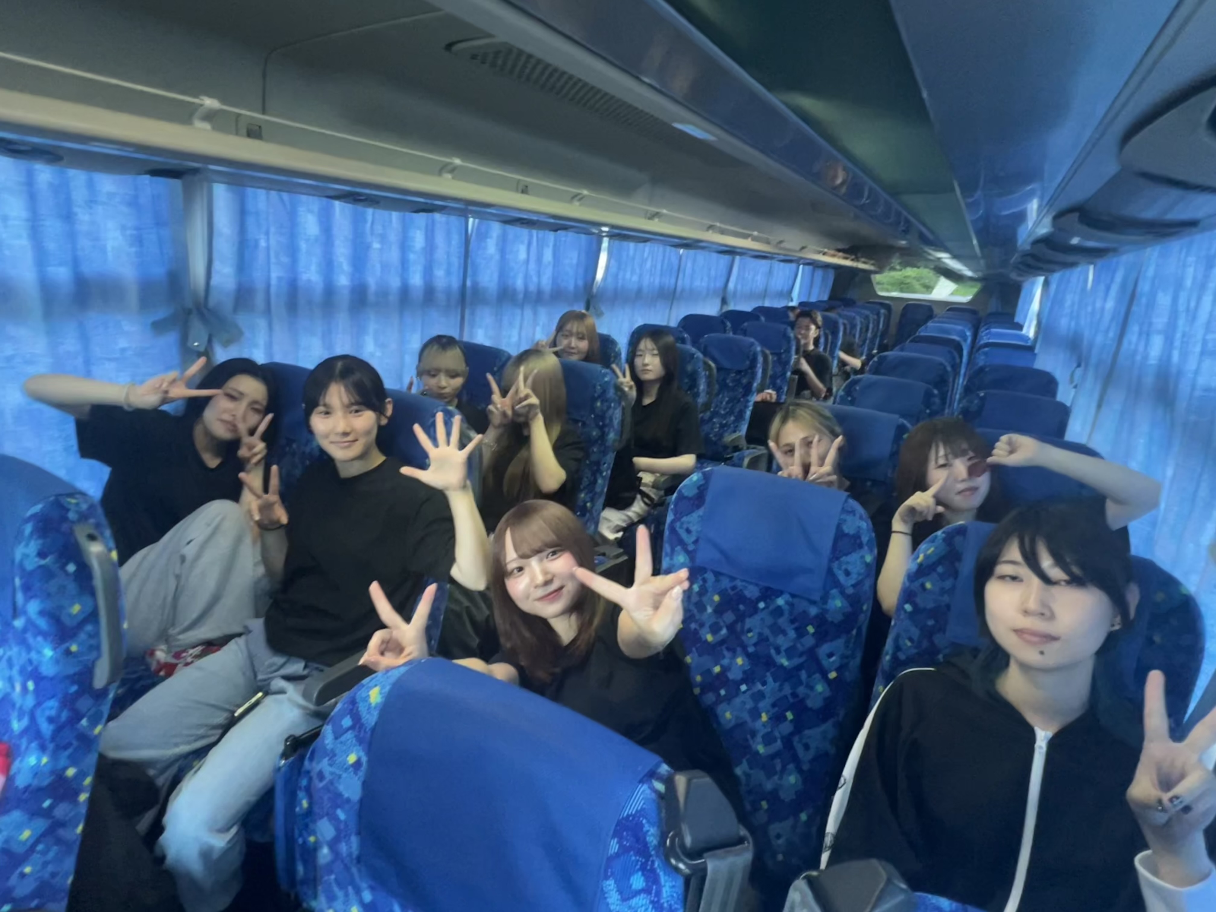 登校途中のカフェで、今日の課題をチェック。