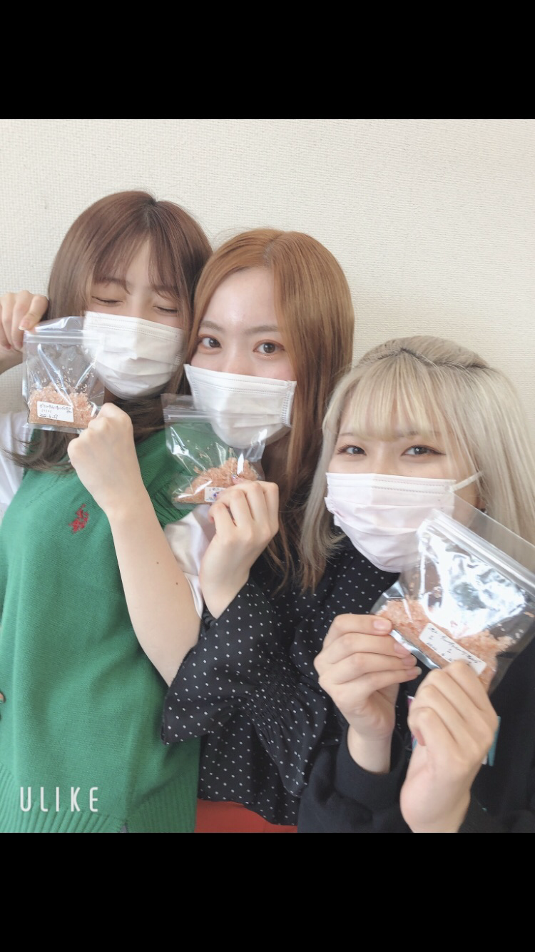 登校途中のカフェで、今日の課題をチェック。