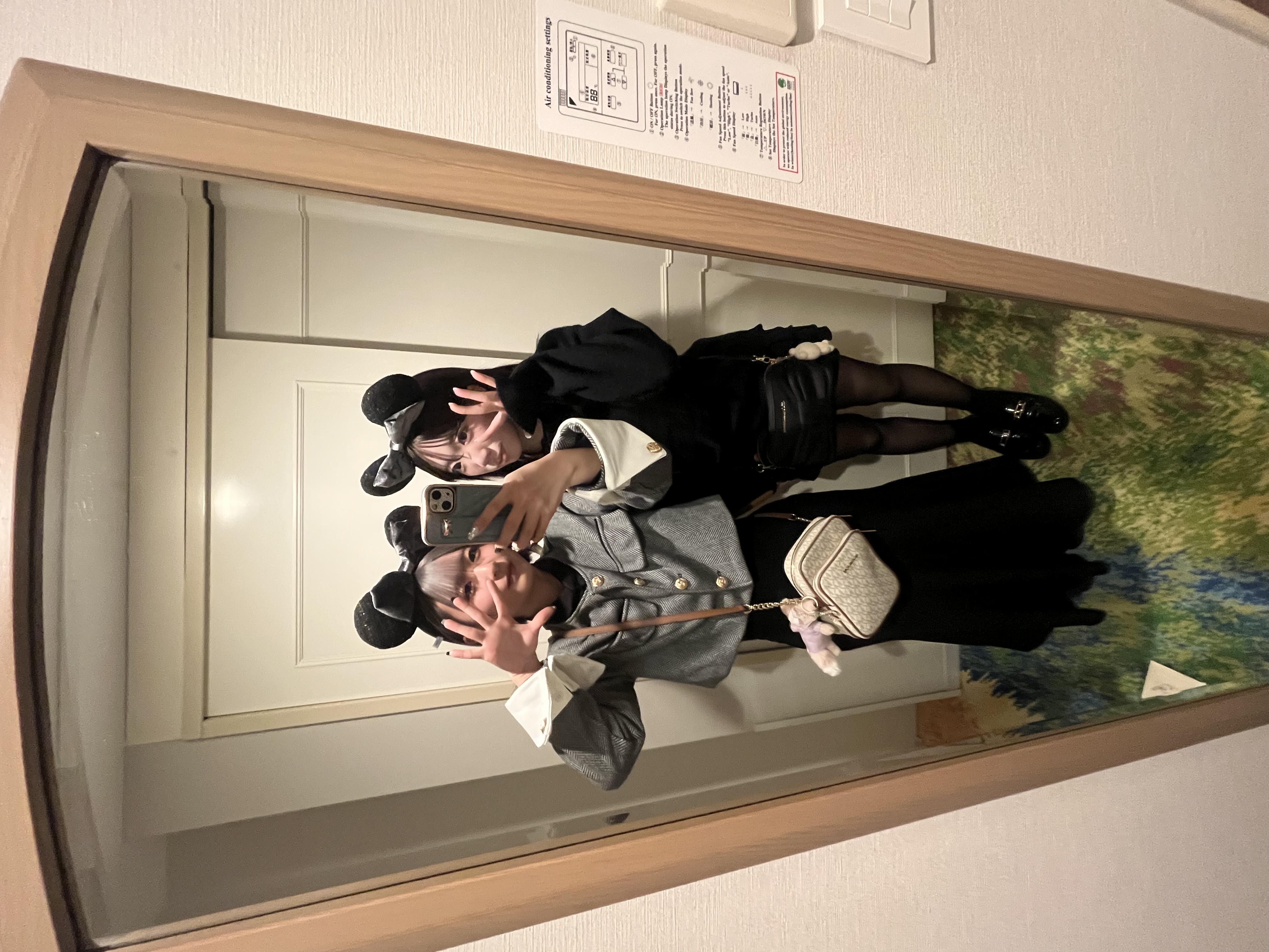 登校途中のカフェで、今日の課題をチェック。