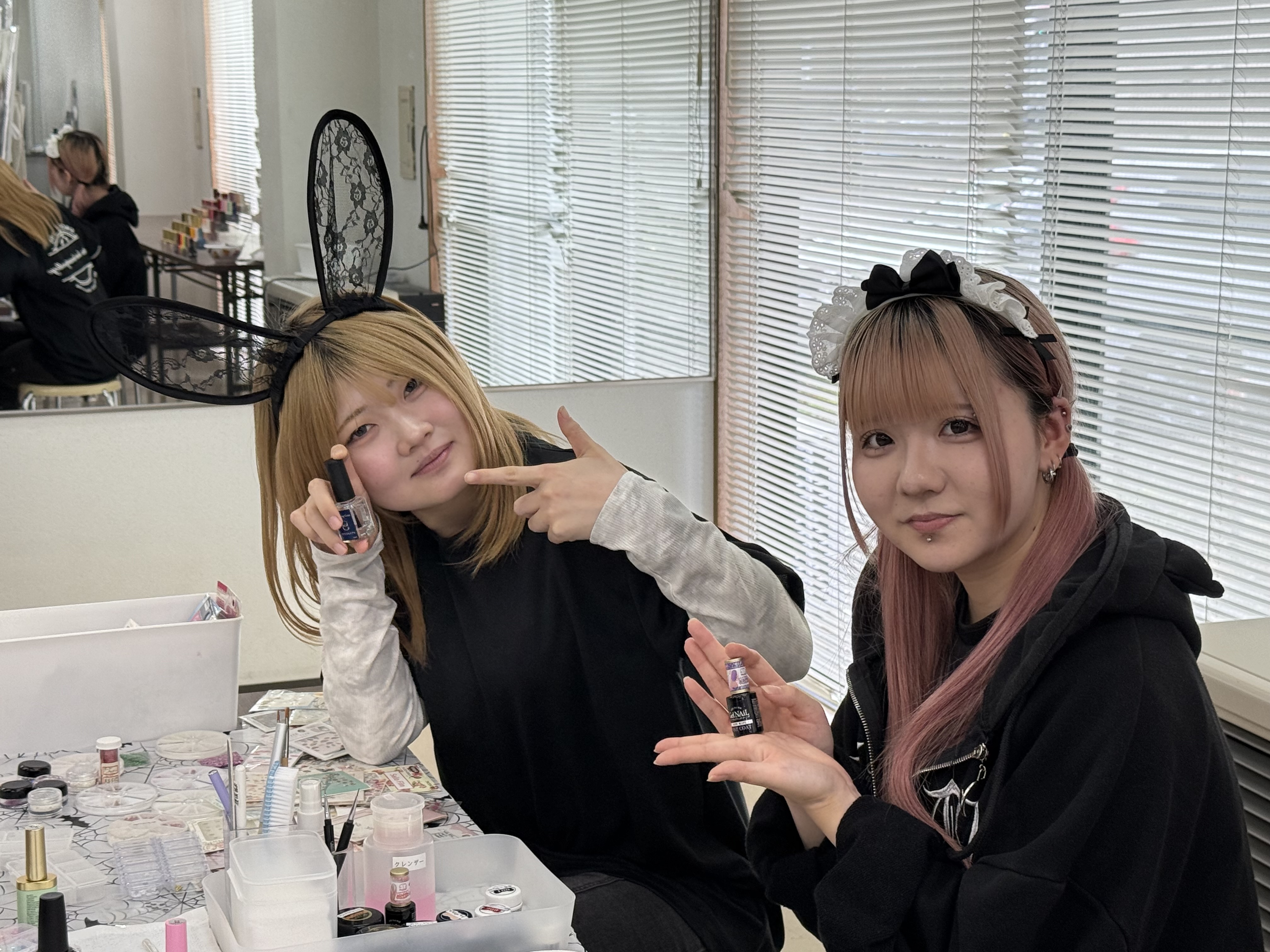 登校途中のカフェで、今日の課題をチェック。