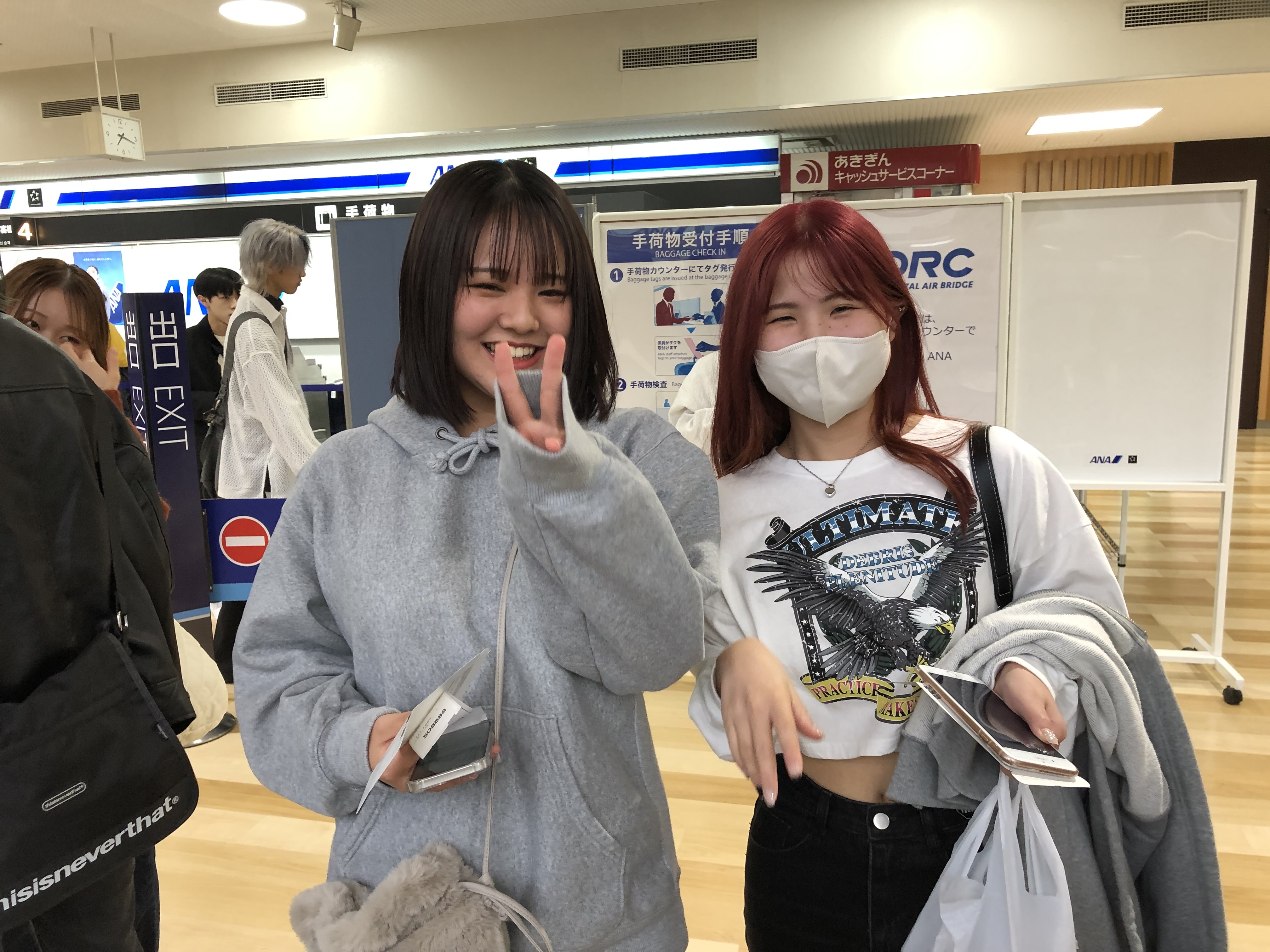 登校途中のカフェで、今日の課題をチェック。