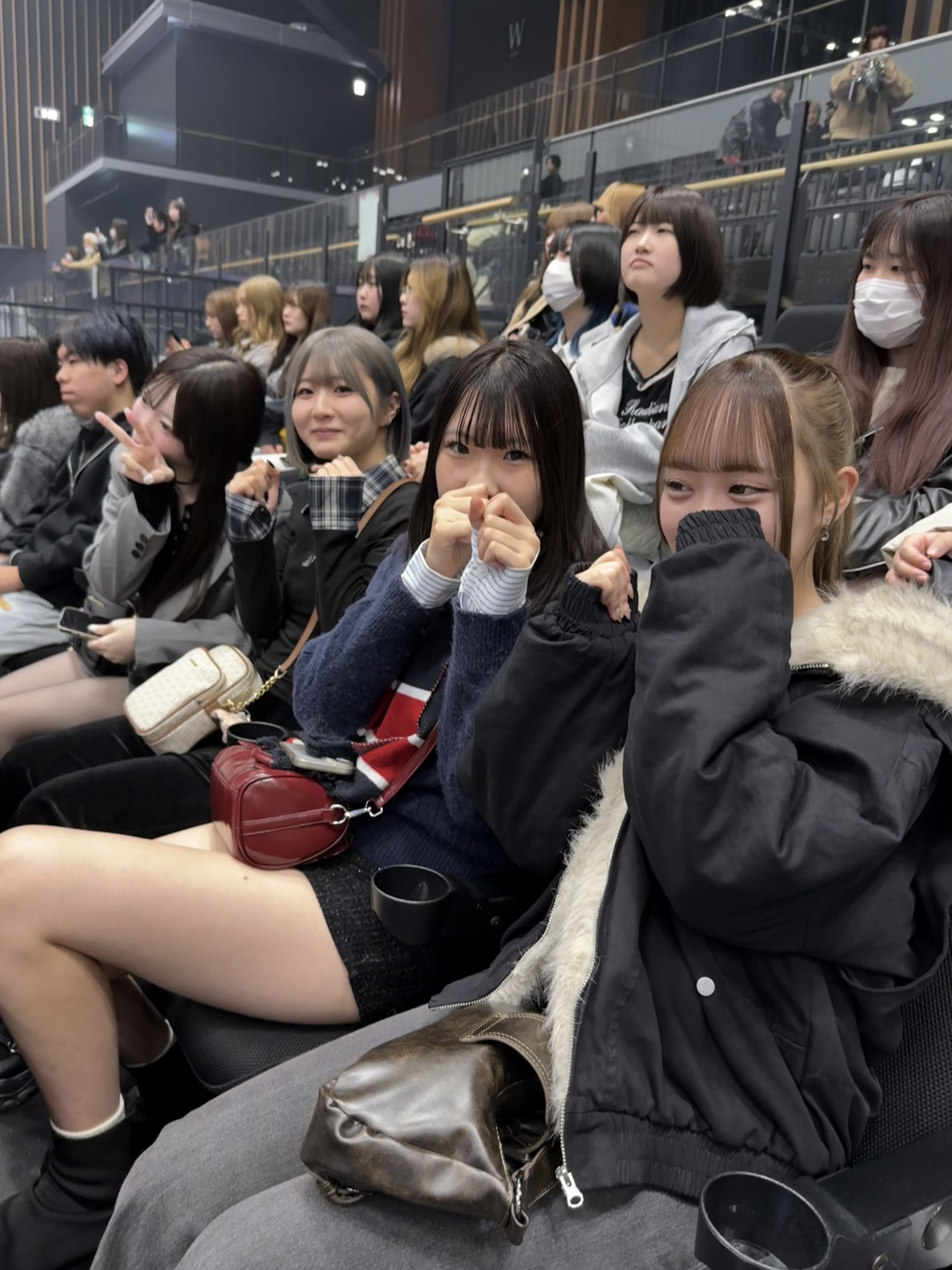 登校途中のカフェで、今日の課題をチェック。