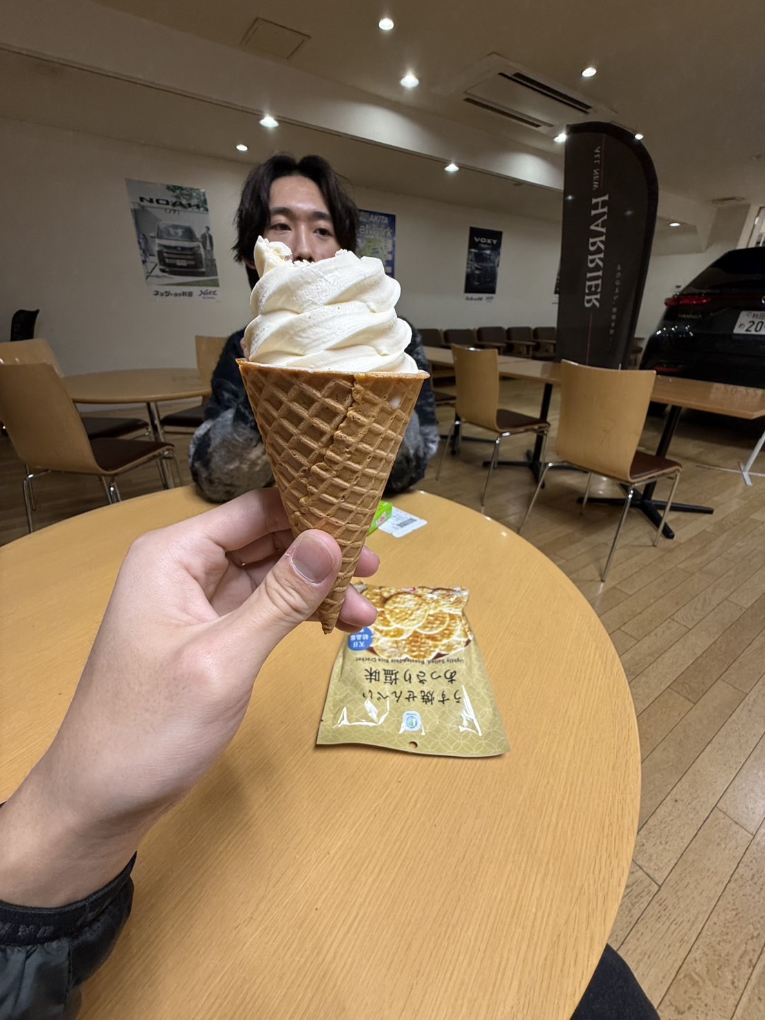 登校途中のカフェで、今日の課題をチェック。