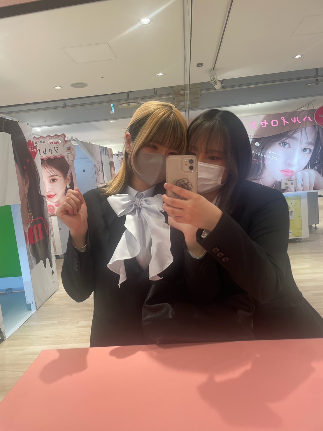 登校途中のカフェで、今日の課題をチェック。